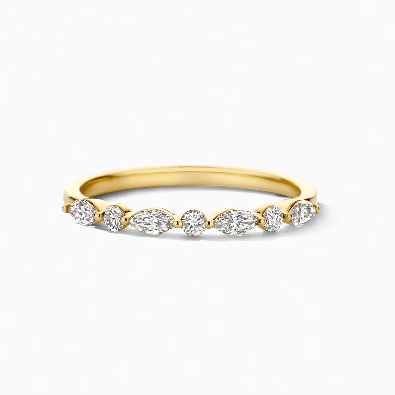 Deze ring van 14k geelgoud is gezet met twee vormen lab grown diamanten van in totaal 0,11/0,20 ct in een fantasie zetting. De diamanten hebben een Top Wesselton kleur en VSi kwaliteit, en de band is 2,2 mm breed. Mooi te mixen en matchen met andere ringen uit onze collectie.