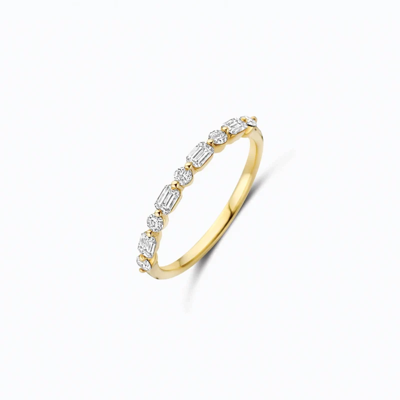 Deze ring van 14k geelgoud is gezet met twee lab grown diamanten van samen 0,26/0,18 ct in een fantasie zetting. De diamanten hebben een Top Wesselton kleur en VSi kwaliteit, en de band is 2 mm breed. Mooi te mixen en matchen met andere ringen uit onze collectie.