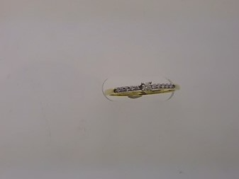 Der Ring Gold 585 mit 11 Brillanten, Modellnummer MF2615/54, ist ein elegantes Schmuckst&uuml;ck f&uuml;r besondere Anl&auml;sse, insbesondere als Verlobungsring. Durch seine feine Verarbeitung und die funkelnden Brillanten wird er zum Blickfang. Am besten wird er am Ringfinger getragen, um seine ganze Sch&ouml;nheit zur Geltung zu bringen. Verf&uuml;gbar in Gr&ouml;&szlig;e 54.