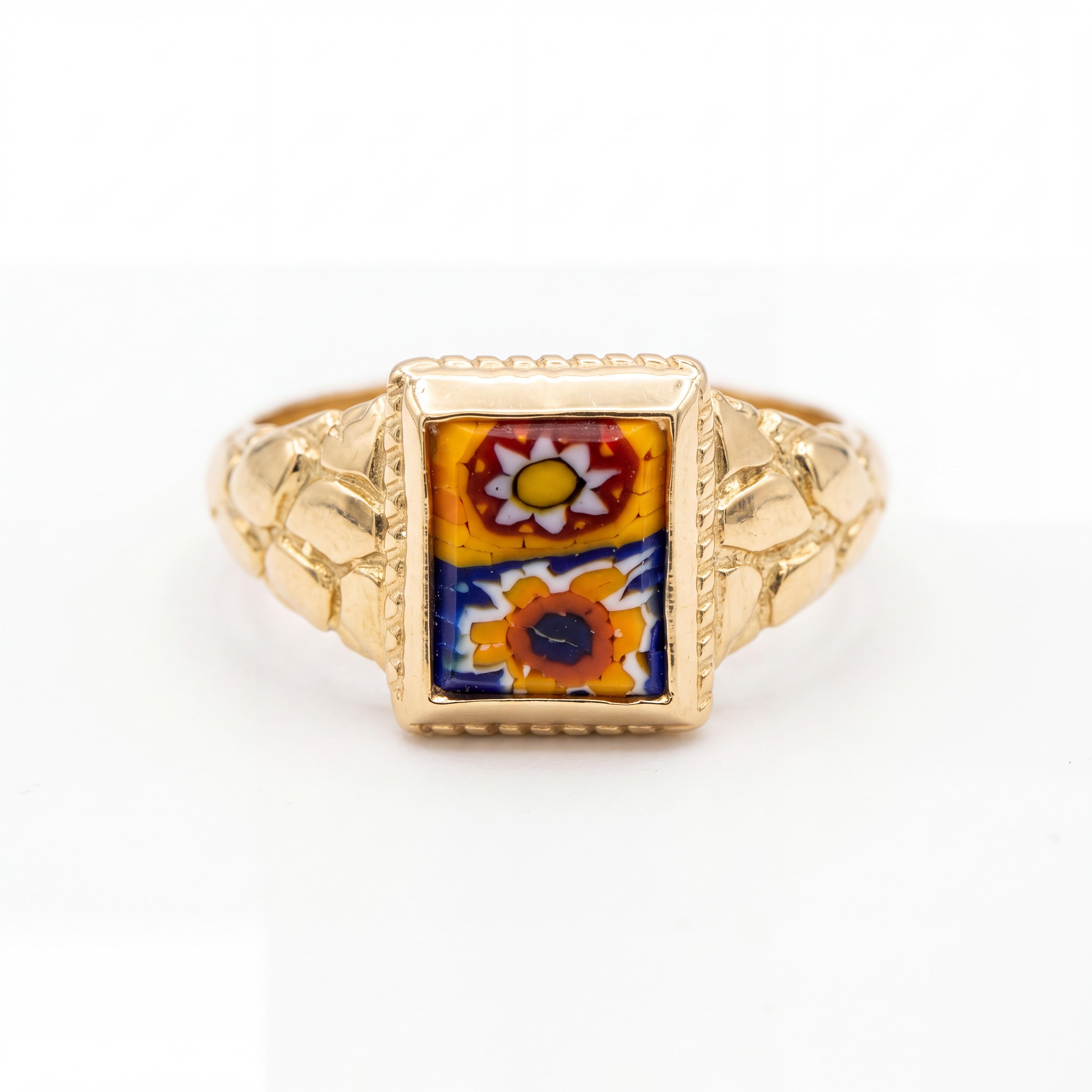 De Alakondre Ring, Millefiori Glas Bloemen is een prachtige ring van 18 karaat goud. Deze ring met millefiori glaselementen is ideaal voor speciale gelegenheden of als opvallend dagelijks accessoire. Draag hem om je look te verfijnen.