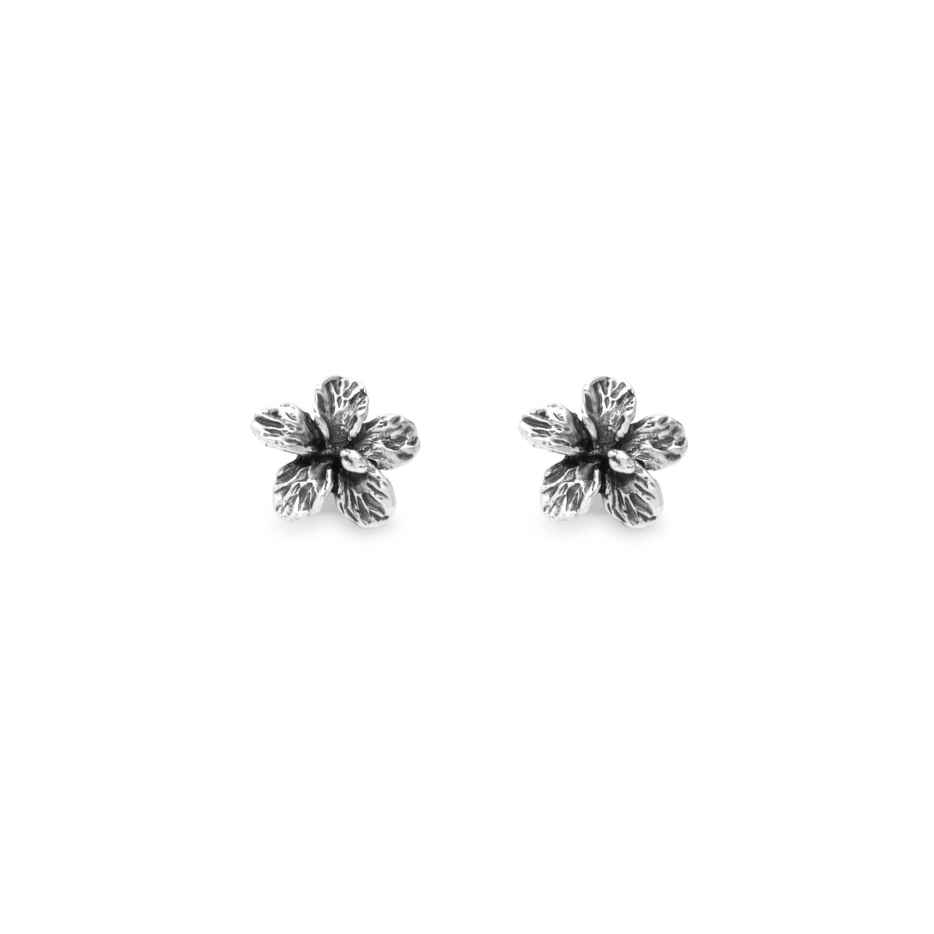 These burnished silver earrings reinterpret the beauty of hibiscus blooms using the ancient lost-wax casting technique. A piece of jewellery inspired by the floral world, where every detail reveals the natural elegance of the flower. Handmade in our workshop.