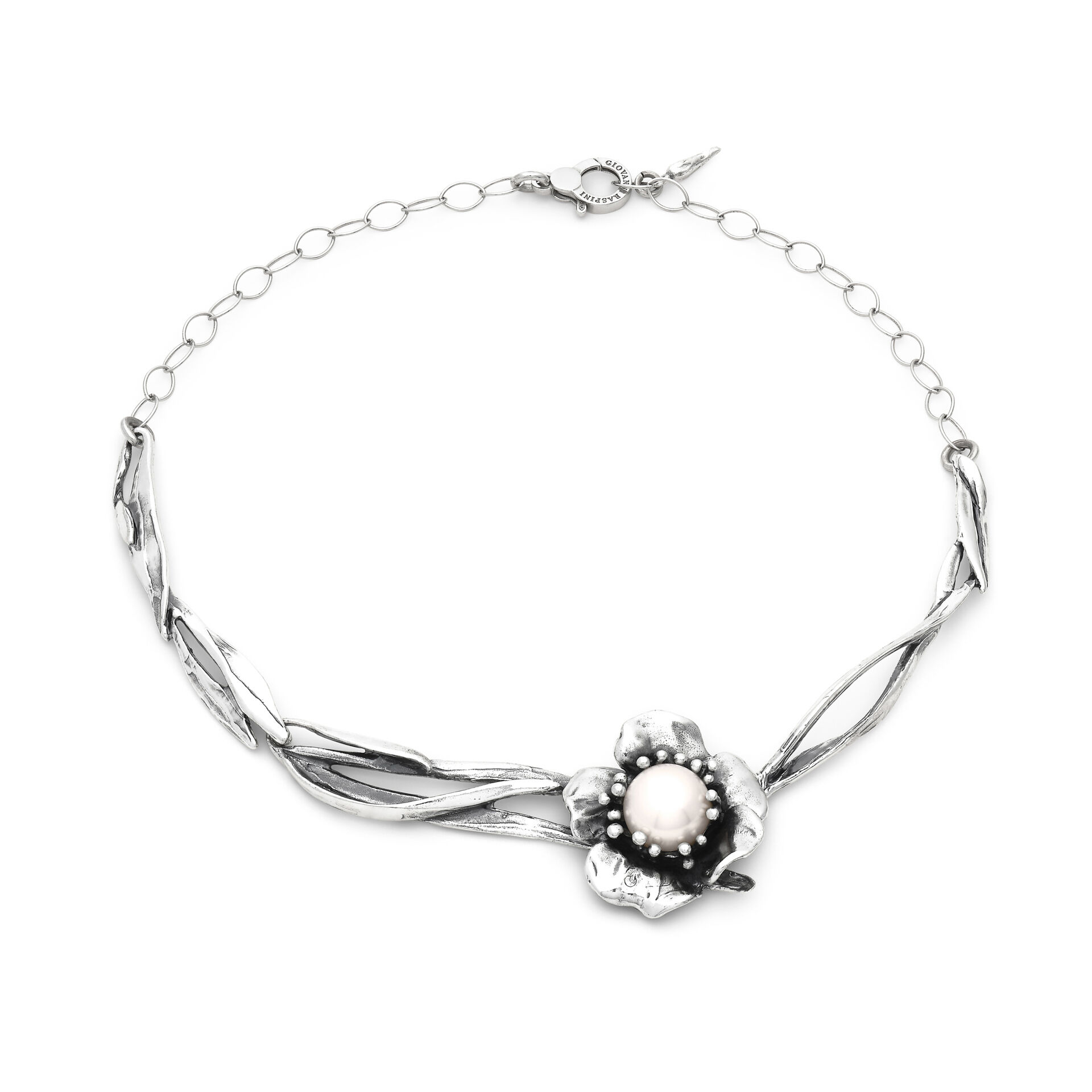 Semi-rigid necklace with an iconic design, which reinterprets the classic elements of the brand in a contemporary style. Crafted in burnished silver, it features a large flower, its pistils cradling a bright natural freshwater pearl. The piece is presented on a comfortable chain, also in silver. Elegance and romance come together in this refined creation, entirely handcrafted in our own workshop.