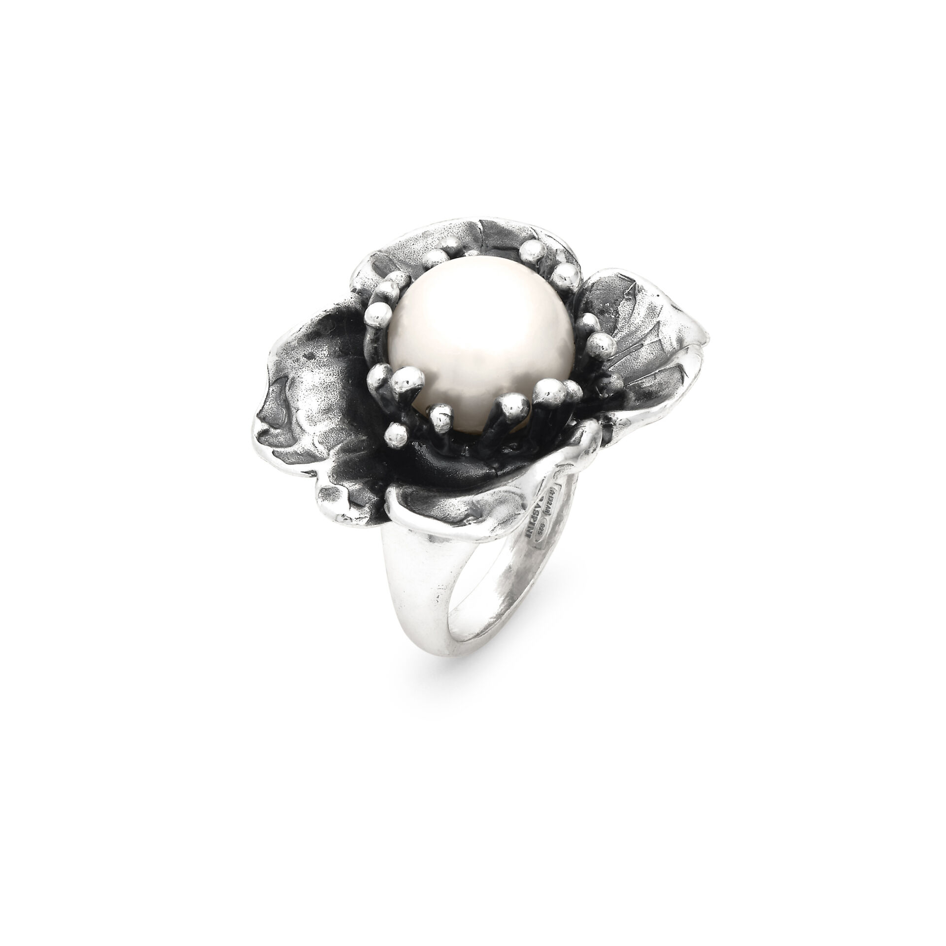 This striking ring reinterprets the classic elements of the brand in a contemporary style. Crafted in burnished silver, it features a flower, its pistils cradling a bright natural freshwater pearl. A refined creation, that combine elegance and romance, entirely handcrafted in our own workshop.