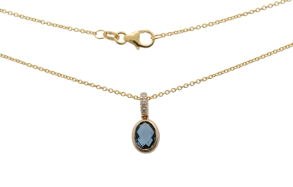Diese Kette mit Anh&auml;nger aus 14 Karat Gelbgold pr&auml;sentiert einen beeindruckenden Blautopas London Blue und funkelnde Brillanten. Als elegantes Schmuckst&uuml;ck in der Kategorie Halskette wertet sie jedes Outfit auf. Perfekt kombinierbar sowohl zu festlichen Anl&auml;ssen als auch als edles Highlight im Alltag. Modellnummer: 247108119. Ein Must-Have f&uuml;r Schmuckliebhaber.