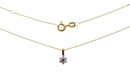 Entdecken Sie die elegante Kette mit Anh&auml;nger aus 585er Gelbgold, verziert mit einem Rubin und sechs funkelnden Diamanten. Insgesamt wiegt das Schmuckst&uuml;ck 1,66 g. Tragen Sie es bei formellen Anl&auml;ssen oder als luxuri&ouml;ses Highlight im Alltag. Die L&auml;nge von 450 mm macht es ideal, um es alleine oder im Layering-Look zu pr&auml;sentieren.