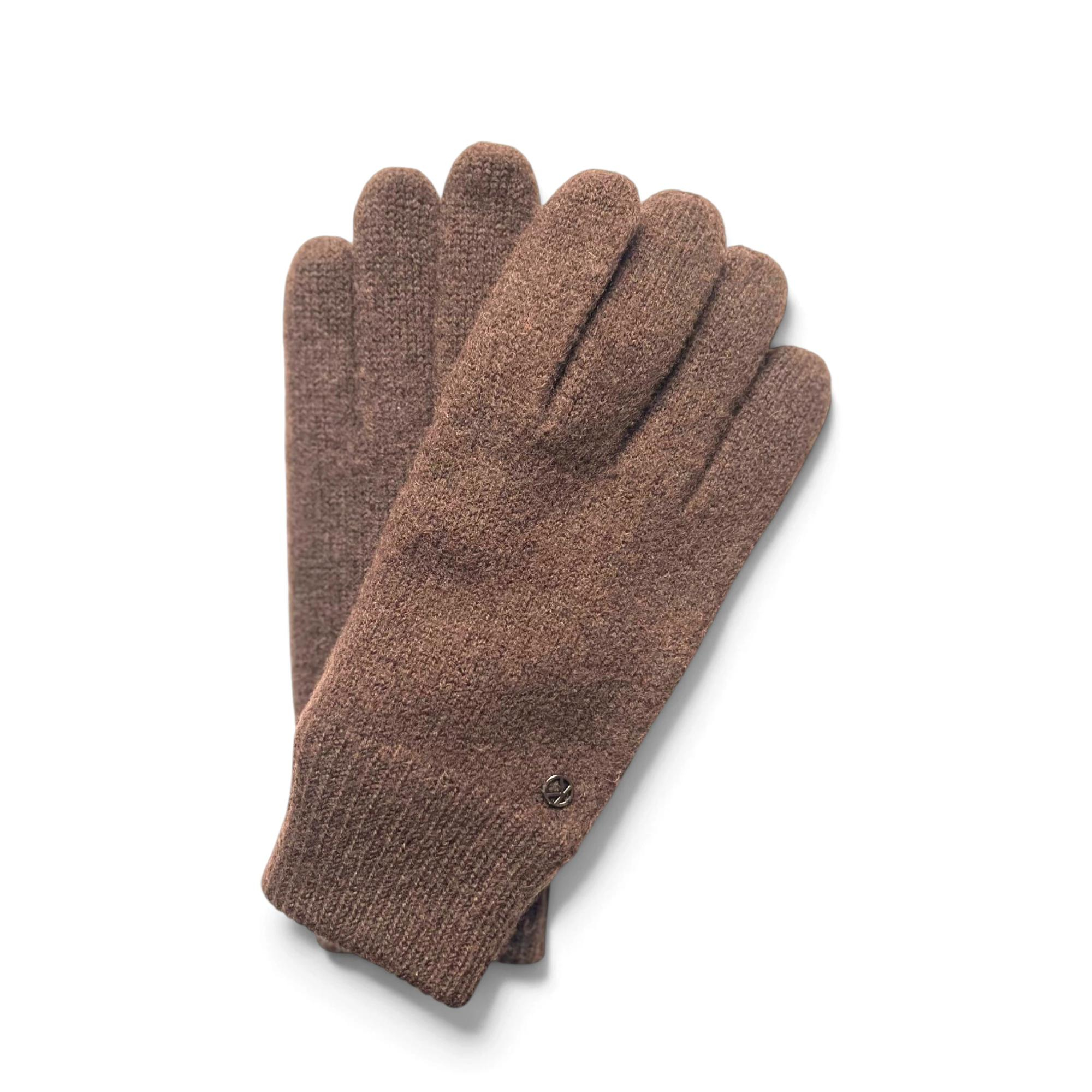 KESSLER Modell Yuki &ndash; Warme wollen handschoenen van 100% scheerwol
Op zoek naar warme, comfortabele handschoenen voor koude winterdagen? De KESSLER Modell Yuki combineert de natuurlijke warmte van 100% scheerwol met een tijdloos design en een verfijnde afwerking. Dankzij de gewalkte wolstructuur bieden deze wollen handschoenen extra bescherming tegen kou en wind, terwijl de ademende eigenschappen van de natuurlijke vezels bijdragen aan een aangenaam draagcomfort.

Of je nu onderweg bent naar je werk, een winterse wandeling maakt of een betrouwbaar paar handschoenen zoekt voor in de auto: Modell Yuki is een veelzijdige keuze voor dagelijks gebruik.

100% scheerwol met Woolmark-certificering

Modell Yuki is gemaakt van 100% zuivere scheerwol en voorzien van het Woolmark-keurmerk. Scheerwol staat bekend om zijn natuurlijke isolerende en ademende eigenschappen. Hierdoor helpen de handschoenen je handen warm en comfortabel te houden, ook wanneer je ze langere tijd draagt.

Gewalkte wol voor extra warmte en bescherming

Door het walkproces worden de wolvezels dichter op elkaar gebracht, waardoor een compacte en stevige structuur ontstaat. Dit maakt de handschoenen wind- en waterafstotend en helpt warmte effectief vast te houden. Bovendien draagt de gewalkte afwerking bij aan de vormvastheid en slijtvastheid van de handschoenen.

Tijdloos design met verfijnde details

De KESSLER Modell Yuki heeft een klassieke uitstraling die moeiteloos past bij verschillende winterse outfits. Het brede, dubbelgebreide manchet sluit comfortabel aan rond de pols en helpt koude lucht buiten te houden. Het subtiele KESSLER-metalen embleem in gunmetal op de rechteronderhand geeft de handschoenen een stijlvolle, herkenbare afwerking.

Veelzijdige winterhandschoenen voor elke dag

Van een koude ochtend onderweg naar kantoor tot een ontspannen wandeling in de winter: deze warme wollen handschoenen zijn gemaakt voor dagelijks comfort. Dankzij het tijdloze ontwerp zijn ze bovendien eenvoudig te combineren met zowel een casual jas als een klassieke wintermantel.

Ook als extra paar handschoenen voor in de auto of als praktisch en stijlvol cadeau is Modell Yuki een uitstekende keuze.

Productdetails &ndash; KESSLER Modell Yuki

Merk: KESSLER
Model: Yuki
Materiaal: 100% scheerwol
Certificering: Woolmark
Afwerking: Gewalkte wolstructuur
Manchet: Breed, dubbelgebreid
Detail: KESSLER-metalen embleem in gunmetal op de rechteronderhand
Eigenschappen: Warm, ademend, windafstotend, waterafstotend en vormvast
Onderhoud: Volg de onderhoudsinstructies van de fabrikant. Trek de handschoenen na het dragen voorzichtig in vorm.
Kies voor natuurlijke warmte met KESSLER Modell Yuki

Met de KESSLER Modell Yuki kies je voor de natuurlijke warmte van scheerwol, een comfortabele pasvorm en een tijdloze uitstraling. Een veelzijdig paar wollen winterhandschoenen dat functionaliteit en stijl samenbrengt.