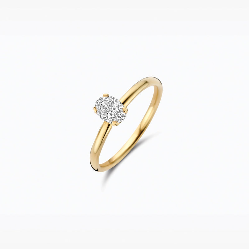 Deze ring pronkt met een ovale lab grown diamant van 4,7 x 6,4 mm, gezet in een fraaie chatonzetting van 14k geelgoud. De diamant heeft een gewicht van 0,50 ct, een VSi-kwaliteit en een Top Wesselton kleur, terwijl de band 1,8 mm breed is. Prachtig te combineren met andere sieraden uit onze collectie.