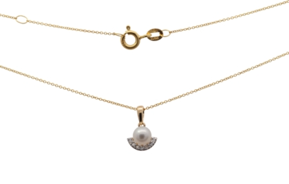 Diese exquisite Kette aus 585er Gelbgold (Modellnummer 248498119) besticht durch einen Anh&auml;nger mit einem S&uuml;&szlig;wasserperlen (SWZP) und sieben strahlenden Brillanten. Mit einer L&auml;nge von 45 cm ist sie das perfekte Accessoire f&uuml;r elegante Anl&auml;sse. Am besten tr&auml;gt man sie zu einem Abendkleid oder einem schicken Business-Outfit, um jedem Look einen Hauch von Eleganz zu verleihen.