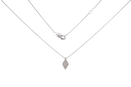 Die Kette mit Anh&auml;nger WG 585, Modellnummer 250950019, ist ein elegantes Schmuckst&uuml;ck aus Wei&szlig;gold und mit 23 brillanten besetzten Diamanten verziert. Als zeitloses Accessoire ist sie ideal f&uuml;r festliche Anl&auml;sse und verleiht jedem Outfit einen Hauch von Luxus. Tragen Sie sie als Highlight zu einem eleganten Abendkleid oder einem stilvollen Business-Outfit.