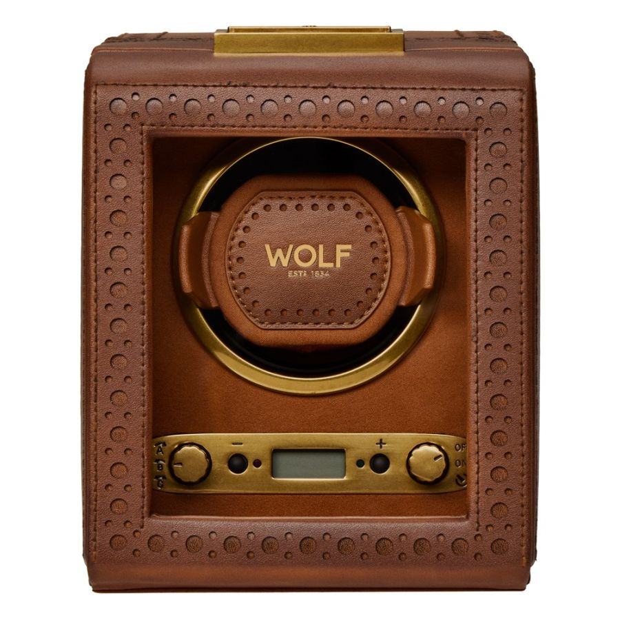 De Wolf Brogue Single Winder 440106 is een stijlvolle horlogewinder in een prachtige burnished brown kleur, ideaal voor horlogeliefhebbers. Met een verfijnd design en hoogwaardige afwerking houdt het uw automatische horloge nauwkeurig op tijd. Het beste te dragen als accessoire in uw slaapkamer of kantoor, waar het zowel functioneel als decoratief kan zijn.
