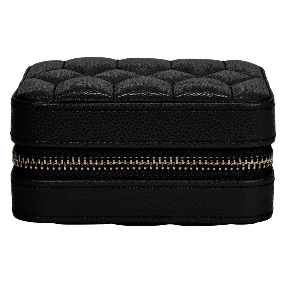 De Wolf reisetui zwart Lauren 347802 is een stijlvolle accessoire uit de categorie ACCESSOIRES. Perfect voor het veilig opbergen van persoonlijke items tijdens het reizen. Draag de reisetui in je hand of stop hem in je handbagage voor gemakkelijke toegang. Ideaal voor de georganiseerde reiziger die stijlvol onderweg wil zijn.