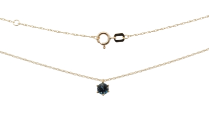 Die Kette mit Anh&auml;nger Modellnummer 548537019 besteht aus Gold 375 mit einem London Blue Blautopas in einer 6er Krappenfassung. Als Halskette in Gelbgold mit einer L&auml;nge von 450 mm ist sie ein elegantes Schmuckst&uuml;ck. Ideal zum Tragen bei formellen Anl&auml;ssen oder als stilvoller Akzent im Alltag. Perfekt f&uuml;r Liebhaber edler Schmuckst&uuml;cke.
