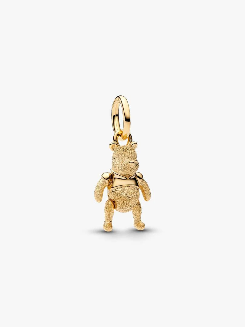 Poeh Beer, klaar voor een knuffel. Beweegbare armen en benen geven deze vergulde hangende bedel een speels gevoel, terwijl het getextureerde detail voor extra karakter zorgt.