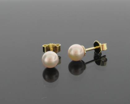 Die Ohrstecker Gold 333 mit Modellnummer 705730019 verf&uuml;gen &uuml;ber zwei wei&szlig;e Zuchtperlen von A-Qualit&auml;t, Gr&ouml;&szlig;e 6-6,5 mm. Diese eleganten Ohrstecker sind der perfekte Begleiter f&uuml;r formelle Anl&auml;sse oder als stilvolles Accessoire im Alltag. Tragen Sie sie mit gesteckter Frisur, um die Perlen optimal zur Geltung zu bringen.