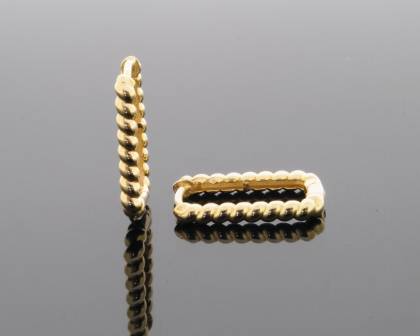 Creolen Gold 333, Modellnummer 709453019, sind elegante Ohrringe aus Gelbgold. Diese eckigen Kugel-Creolen sind ein zeitloses Accessoire f&uuml;r den t&auml;glichen Gebrauch oder besondere Anl&auml;sse. Tragen Sie sie als stilvolles Statement zu einem schicken Abendoutfit oder verleihen Sie Ihrem Alltagslook einen Hauch von Eleganz. Unverzichtbar f&uuml;r jeden Schmuckliebhaber.