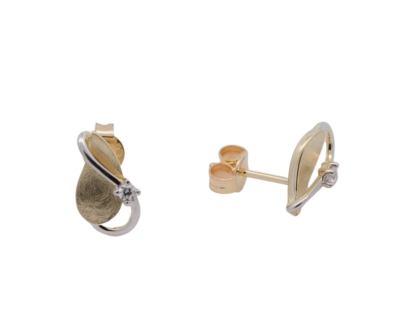 Die Ohrstecker Gold 333 Zirkonia mattiert, Modellnummer 715210019, sind elegante Schmuckst&uuml;cke mit funkelnden Zirkoniasteinen. Diese edlen Ohrringe in Gold 333 sind ideal f&uuml;r den t&auml;glichen Gebrauch oder besondere Anl&auml;sse. Tragen Sie sie alleine f&uuml;r einen dezenten Look oder kombinieren Sie sie mit weiteren Schmuckst&uuml;cken f&uuml;r einen ausdrucksstarken Stil. Perfekt f&uuml;r jeden Anlass!