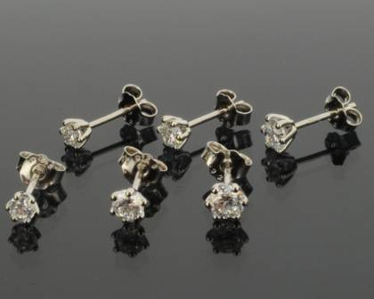 Die Ohrstecker Silber Zirkonia mit der Modellnummer 737510019 bestechen durch ihr elegantes Design und funkelnde Zirkonia-Steine, die jedem Outfit einen Hauch von Glamour verleihen. Sie sind ideal f&uuml;r den t&auml;glichen Gebrauch oder besondere Anl&auml;sse. Tragen Sie sie zu einem eleganten Abendkleid oder als subtilen Akzent zum Casual-Look. Perfekt f&uuml;r stilvolle Auftritte!