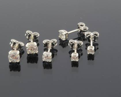 Die Ohrstecker Silber Zirkonia, Modellnummer 739019119, zeichnen sich durch funkelnde Zirkonia-Steine in Silberfassung aus. Ideal f&uuml;r elegante Anl&auml;sse und den t&auml;glichen Gebrauch. Am besten kombinieren Sie sie mit l&auml;ssigen oder formellen Outfits f&uuml;r einen dezenten Glanz. Ein zeitloses Schmuckst&uuml;ck, das jedem Look einen Hauch von Eleganz verleiht.