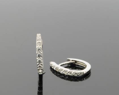 Creolen Silber 18 Zirkonia, Modellnummer 742944019, sind elegante Hoop-Ohrringe mit funkelnden Zirkonia-Steinen. Perfekt, um jedem Outfit einen Hauch von Glamour zu verleihen, passen sie hervorragend zu formeller Kleidung oder als Highlight bei Casual-Looks. Tragen Sie Ihr Haar hochgesteckt, um die Ohrringe besonders zur Geltung zu bringen. Ideal f&uuml;r besondere Anl&auml;sse oder stilvolle Alltagslooks.