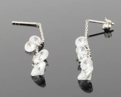 Diese Ohrh&auml;nger aus Silber mit Zirkonia (Modellnummer 743234019) sind stilvolle Durchzieh-Ohrringe. Sie fallen in die Kategorie Schmuck und sind als H&auml;ngeohrringe klassifiziert. Am besten tr&auml;gt man sie zu eleganten oder l&auml;ssigen Outfits, um einen Hauch von Glamour zu verleihen. Ideal f&uuml;r den t&auml;glichen Gebrauch oder besondere Anl&auml;sse.