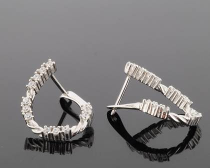 Diese Creolen aus Silber mit Zirkonia, Modellnummer 743258019, zeichnen sich durch ihr elegantes Design aus. Sie sind Teil der Kategorie &bdquo;Schmuck&ldquo;, speziell &bdquo;Ohrringe&ldquo;, und dem Untertyp &bdquo;Zirkonia-Creolen&ldquo; zugeordnet. Perfekt f&uuml;r besondere Anl&auml;sse oder als gl&auml;nzendes Highlight im Alltag. Kombinieren Sie sie mit einer Hochsteckfrisur, um ihren Glanz zu betonen.