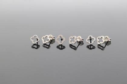 Die Ohrstecker Silber Kleeblatt, Modellnummer 743324019, sind elegante Schmuckst&uuml;cke von einer nicht definierten Marke. Diese hochwertigen Ohrstecker bestehen aus Silber und sind in einem stilvollen Kleeblatt-Design gehalten. Sie lassen sich perfekt zu l&auml;ssigen sowie formellen Anl&auml;ssen tragen, um jedem Outfit einen Hauch von Eleganz zu verleihen. Ein Muss f&uuml;r modebewusste Schmuckliebhaber!