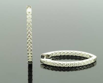 Die Creolen Silber 46 Zirkonia, Modellnummer 743389019, sind elegante Hoop-Ohrringe, verziert mit funkelnden Zirkonia-Steinen. Sie sind ein zeitloses Schmuckst&uuml;ck, ideal f&uuml;r besondere Anl&auml;sse oder als glamour&ouml;ser Akzent im Alltag. Tragen Sie sie zu einem schicken Abendkleid oder verleihen Sie Ihrem Casual-Look einen Hauch von Eleganz. Perfekt f&uuml;r modebewusste Schmuckliebhaber.