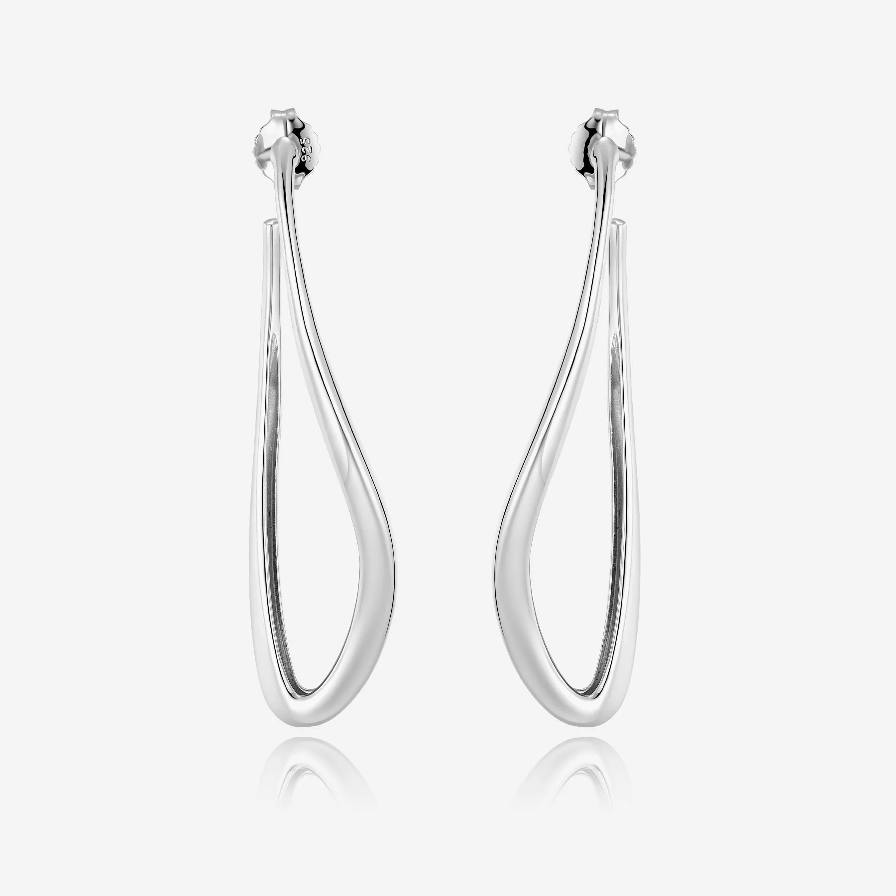 De Pianegonda Oorhangers Conversus, modelnummer PCNE01, zijn elegante hoepeloorbellen. Deze juwelen, geclassificeerd als HOOP_EARRINGS, stralen verfijning uit en verbeteren elke outfit. Ideaal voor zowel formele als casual gelegenheden, deze oorhangers voegen een subtiele elegantie toe. Draag ze met opgestoken haar om hun opvallende ontwerp volledig te laten zien. Perfect voor elke sieradenliefhebber.