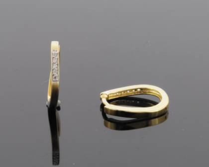 Die Creolen Silber GP Zirkonia mit der Modellnummer 743436019 sind elegante Schmuckst&uuml;cke mit funkelnden Zirkonia-Steinen. Diese Creolen, ideal f&uuml;r jeden Anlass, verleihen Ihrem Look einen Hauch von Glamour. Tragen Sie sie zu einem Abendkleid f&uuml;r besondere Anl&auml;sse oder als auff&auml;lliges Accessoire im Alltag, um jedem Outfit das gewisse Etwas zu verleihen.
