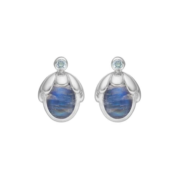 Deze sterling zilveren oorknoppen bevatten elk een 8 x 6 mm maansteen en een 2 mm blauwe topaas.
