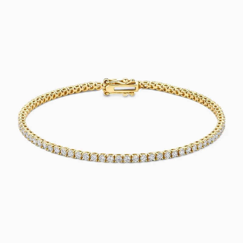 Deze armband van 14k geelgoud is rondom bezet met sprankelende lab-diamonds in chaton-zetting. Het totaal karaatgewicht van de diamantjes is 2,31 en de lengte van de armband is 17 cm