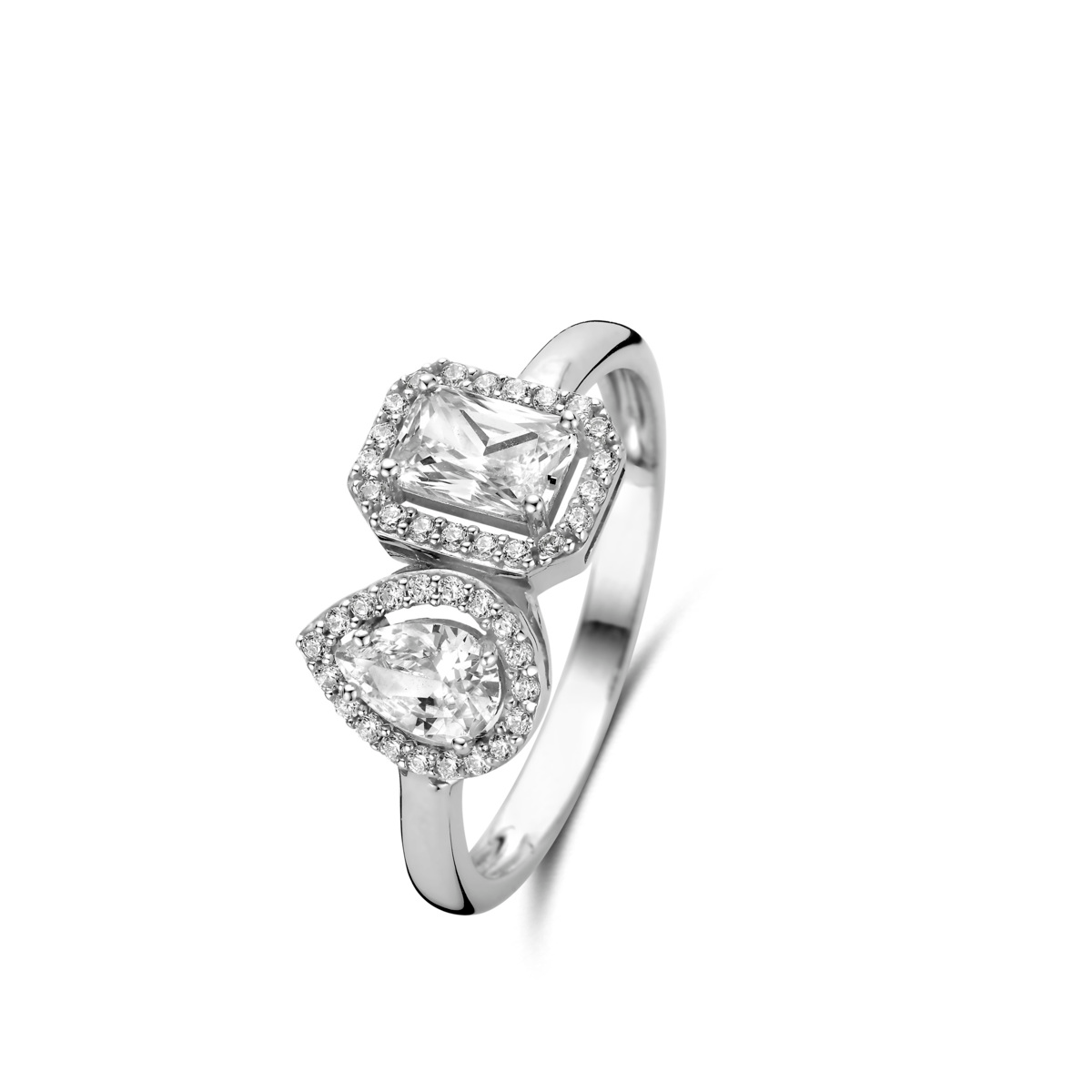 De Naiomy Zilveren Ring met Zirkonia, modelnummer N6K55/52, is een verfijnde ring vervaardigd van 925 sterling zilver.  Draag deze tijdloze ring solo voor een Verkrijgbaar in alle even maten. Combineer met andere sieraden voor een moderne, gelaagde look.