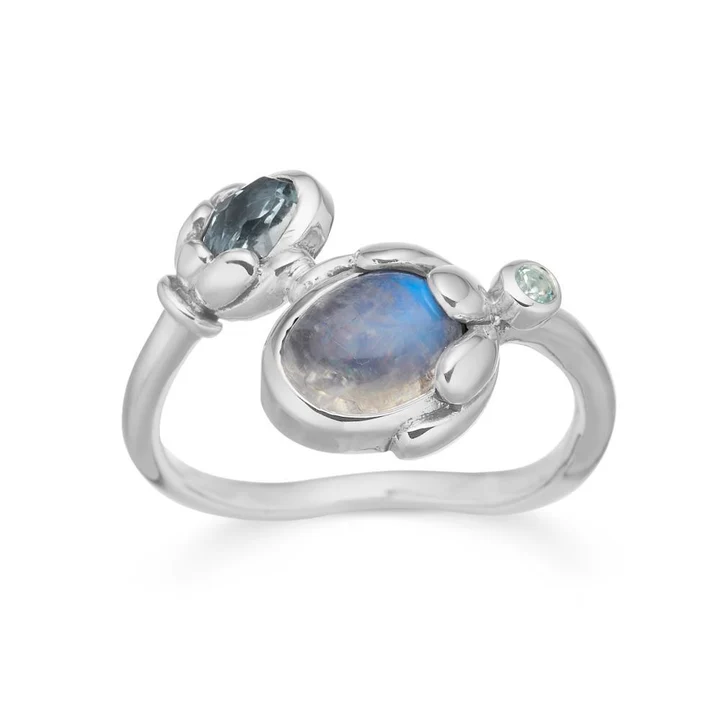 Deze sterling zilveren ring is versierd met een 8 x 6 mm maansteen, een 5 x 3 mm blauwe kwarts en een 2,5 mm blauwe topaas.