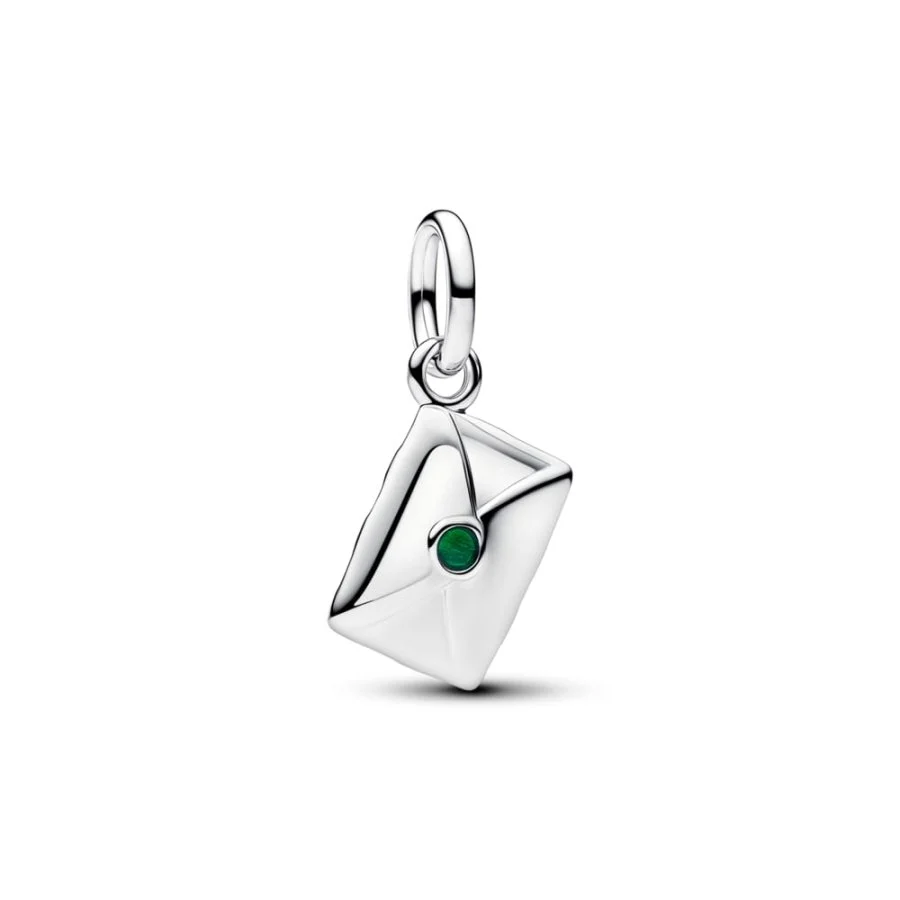 De PANDORA KERSTBRIEF 795065C01, met modelnummer 795065C01, is een elegante hanger in de categorie sieraden. Het ontwerp ervan maakt het een perfecte aanvulling voor zowel dagelijks gebruik als speciale gelegenheden. Combineer het met een verfijnde ketting voor een stijlvolle look. Ideaal als cadeau of als persoonlijke verwennerij.