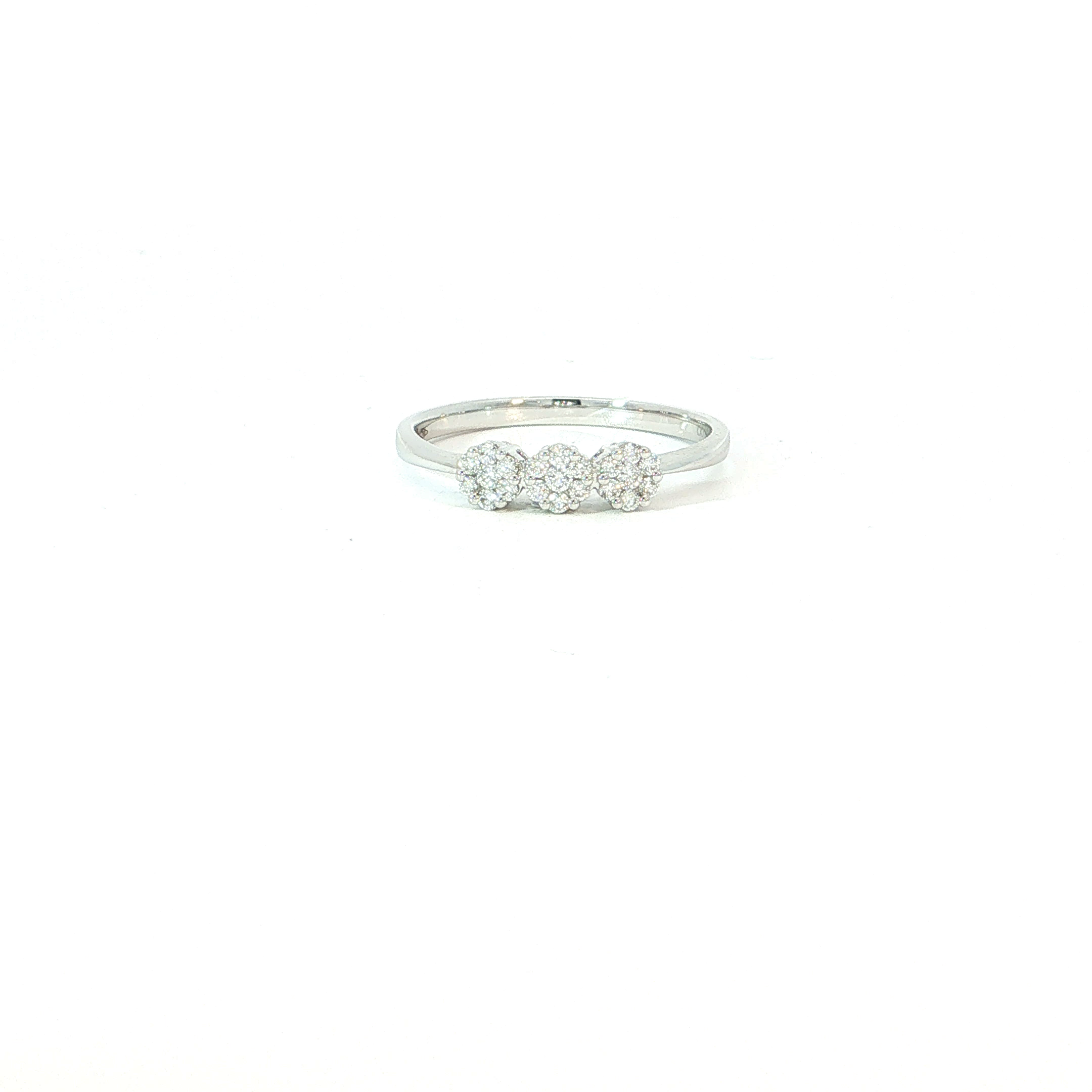 Een speelse en tegelijk verfijnde ring in 18 kt witgoud, opgebouwd rond drie fonkelende diamantclusters. Elk rond element is bezet met fijne briljanten die samen voor een rijk en levendig schittereffect zorgen.
De drie cirkels sluiten mooi op elkaar aan en geven het ontwerp een moderne, vrouwelijke uitstraling met een subtiele knipoog naar verbondenheid en samenzijn. De slanke witgouden ringband houdt het geheel elegant en zorgt ervoor dat de sprankelende diamantmotieven volledig tot hun recht komen.

Een stijlvol juweel voor elke dag, maar ook bijzonder mooi als geschenk voor een verjaardag, jubileum of ander speciaal moment.