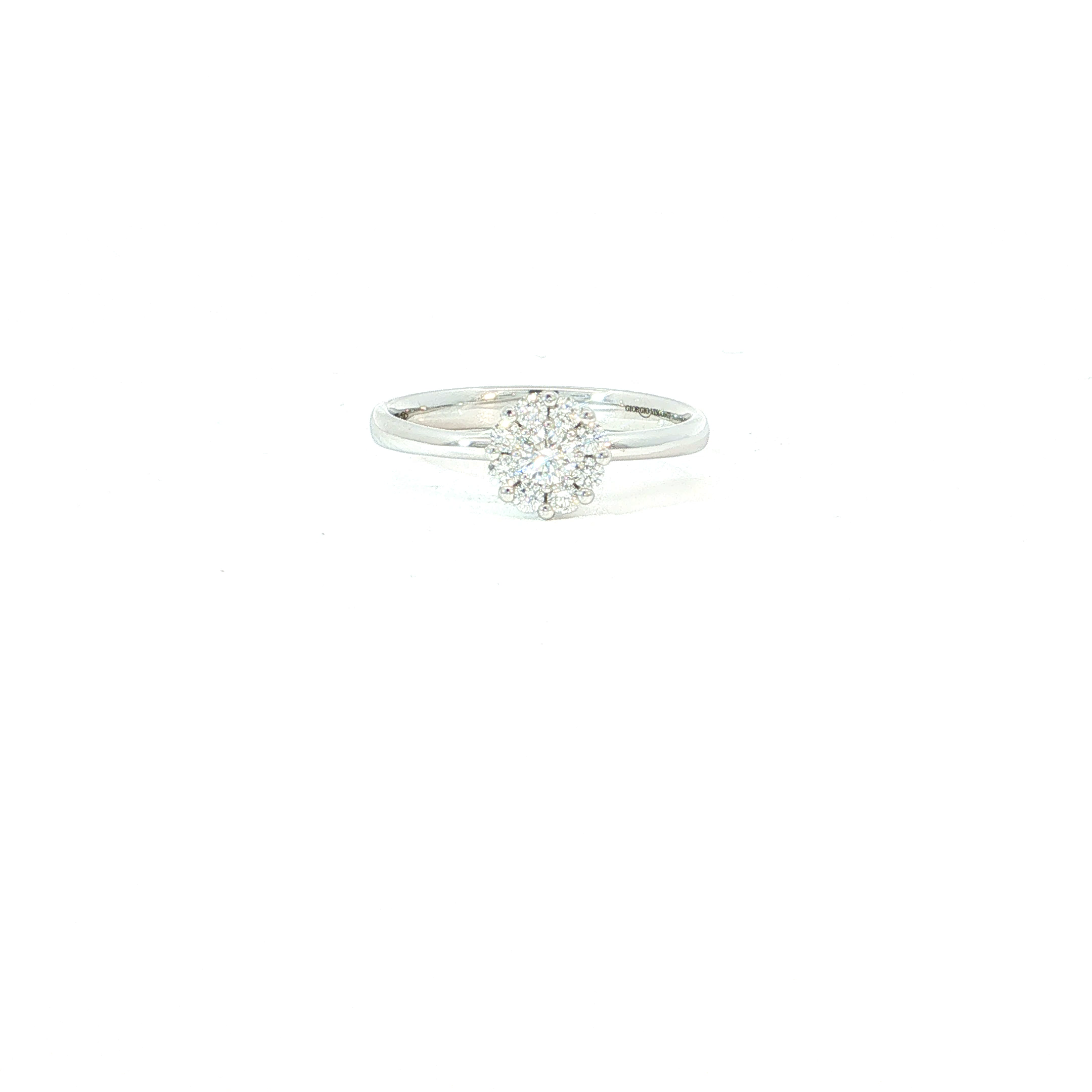 Een verfijnde ring in 18 kt witgoud met een speels en romantisch diamantcluster als blikvanger. In het midden schittert een elegante diamant, omringd door kleinere briljanten die samen een bloemachtig effect cre&euml;ren en het juweel extra volume en licht geven.
De fijne witgouden ringband houdt het ontwerp luchtig en vrouwelijk, terwijl de verschillende diamanten samen voor een levendige fonkeling zorgen. Dit maakt de ring bijzonder geschikt als verlovingsring, maar even mooi als geschenk voor een verjaardag, jubileum of een andere bijzondere mijlpaal.