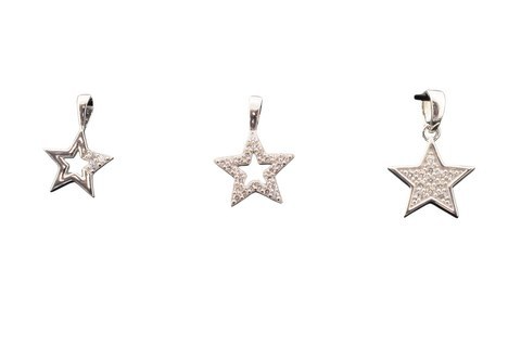 Der Anh&auml;nger Silber Stern Zirkonia, Modellnummer 762529019, besticht durch sein elegantes Design mit funkelnden Zirkoniasteinen. Als hochwertiger Schmuck in der Kategorie Anh&auml;nger eignet er sich perfekt, um Ketten zu verzieren. Tragen Sie ihn am besten zu einem schlichten Outfit, damit der Anh&auml;nger im Mittelpunkt steht und seinen vollen Glanz entfalten kann.