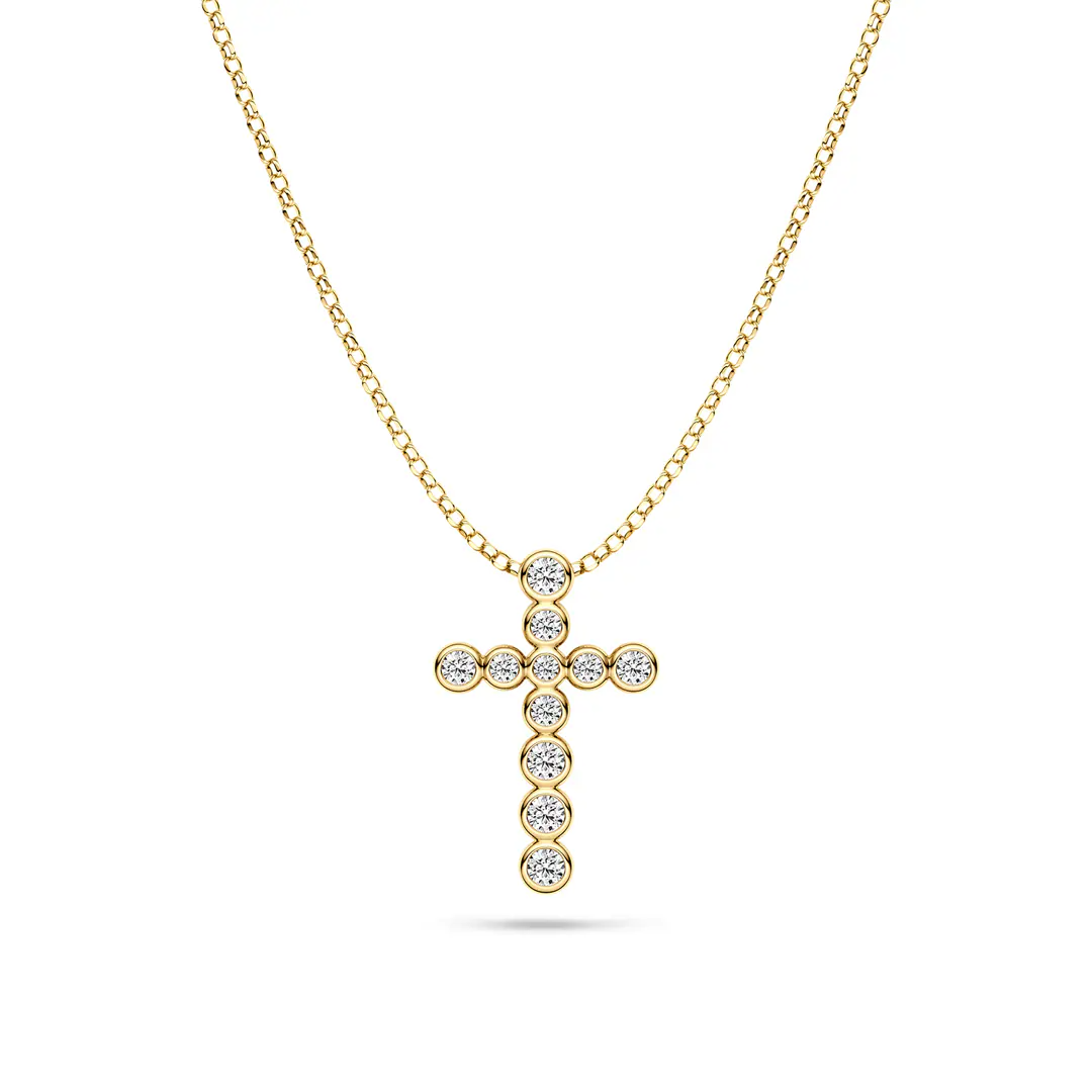 In de Sif Jakobs Sardinien Croce-ketting vormen rondgezette zirkoniastenen een verfijnde kruishanger die moeiteloos het omgevingslicht opvangt. De vergulde zettingen omlijsten elke steen met een vloeiende contour, wat dit symbolische motief een verrassend moderne lichtheid geeft. Een fijne ankerketting rust zacht op het decollet&eacute; en accentueert de vrouwelijke uitstraling van de draagster. Dankzij een verlengstukje is de lengte altijd naar wens aan te passen voor een comfortabele pasvorm. Dit verfijnde sieraad voegt een sprankelend accent toe aan uw dagelijkse outfit en vormt een gracieuze aanvulling op een formele avondgarderobe.