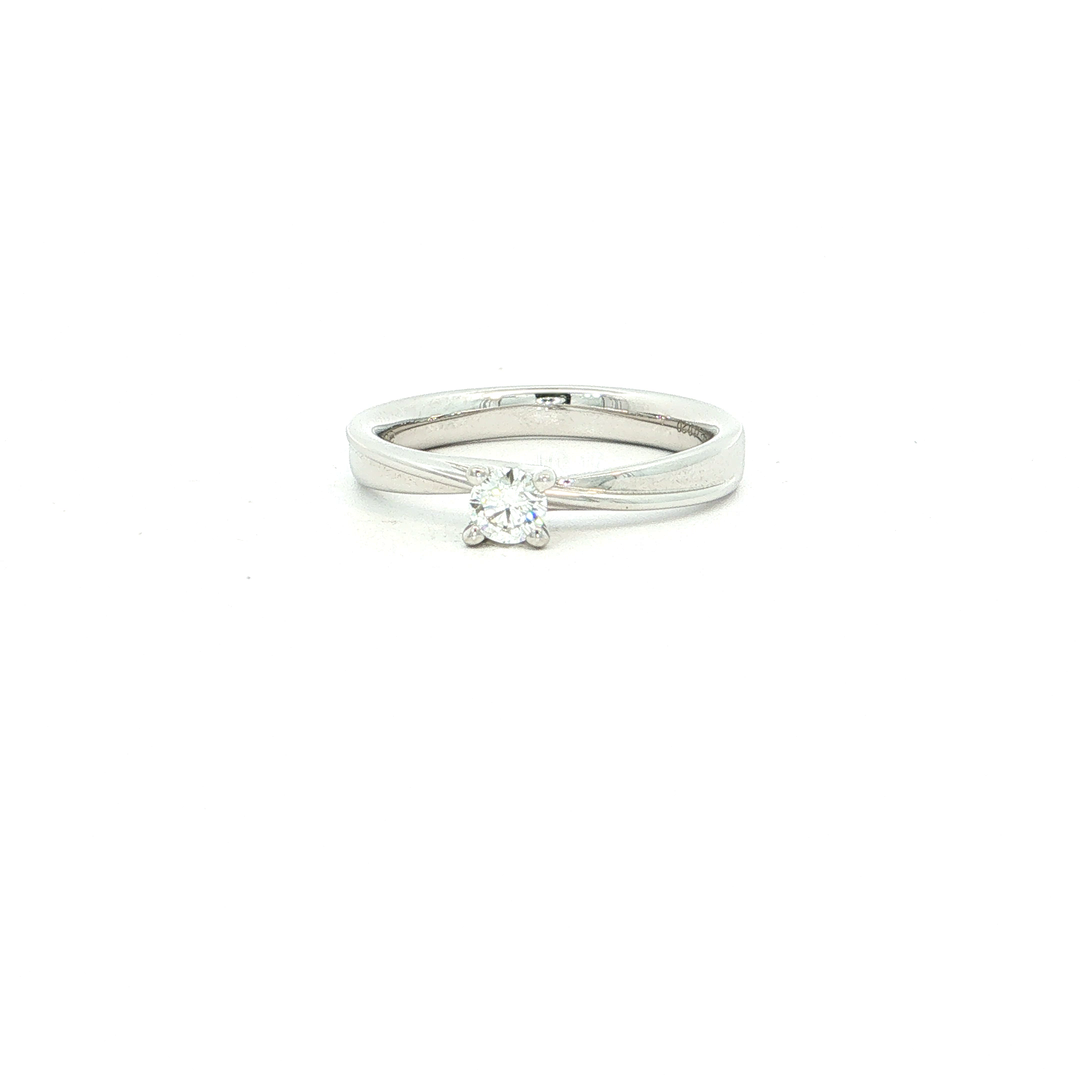 Een romantische solitair ring in 18 kt witgoud, met een schitterende briljant als symbool van een bijzonder moment. De diamant wordt gedragen door een verfijnde viergriffenzetting, waardoor ze vrij het licht vangt en bij elke beweging sprankelt.
De zachte lijnen van de ringband leiden subtiel naar de centersteen en geven het ontwerp een elegante, bijna tedere uitstraling. Klassiek in vorm, maar met precies genoeg detail om persoonlijk en speciaal aan te voelen.

Een juweel dat prachtig past bij een verloving, maar even mooi een jubileum, verjaardag of ander dierbaar moment kan bezegelen.
