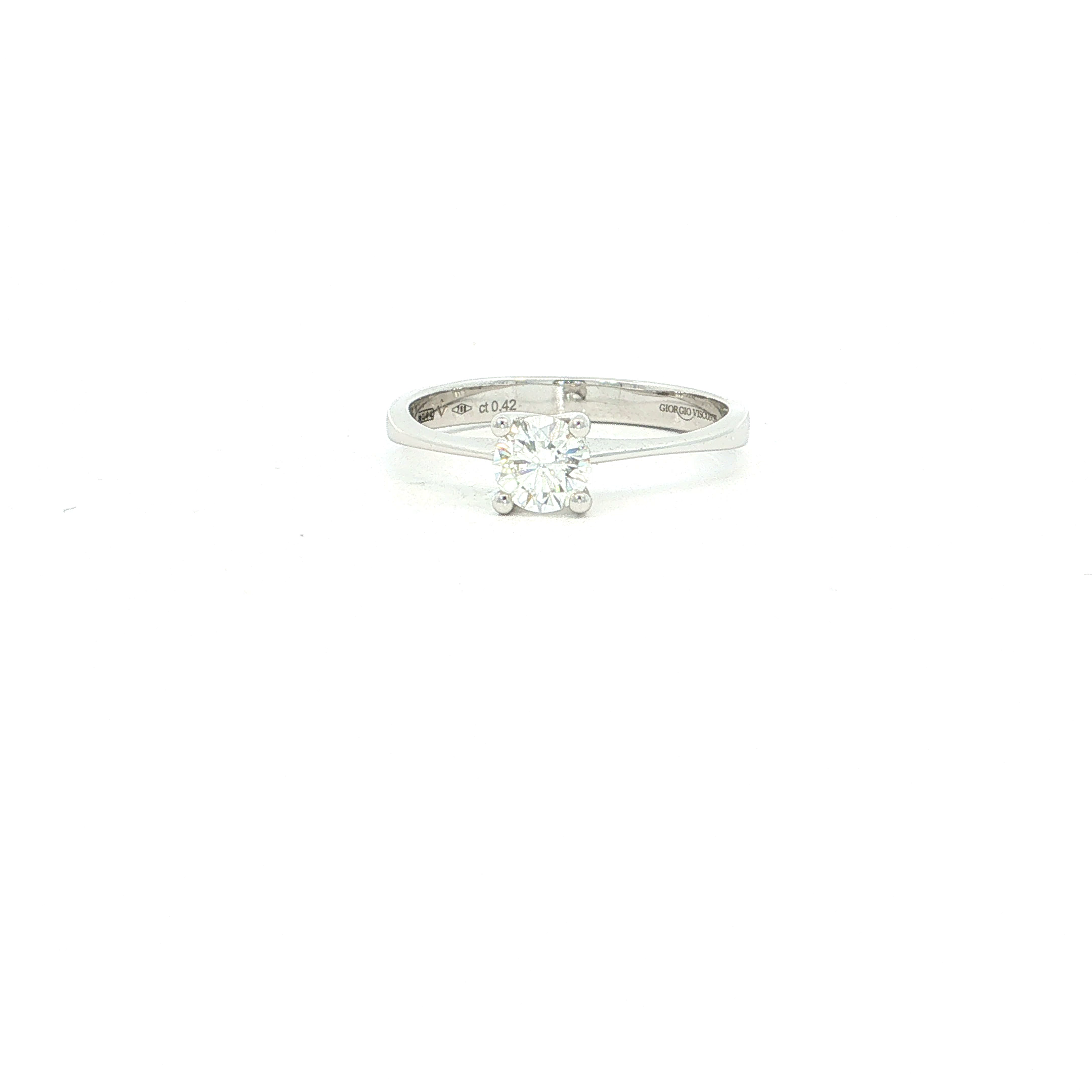 Een tijdloze solitair ring in 18 kt witgoud, met een prachtige briljant van 0,42 ct als stralend middelpunt. De diamant wordt elegant gedragen door een klassieke viergriffenzetting, waardoor het licht van alle kanten wordt opgevangen en de steen bijzonder levendig schittert.

De fijne, licht toelopende ringband legt alle nadruk op de centerdiamant en geeft het geheel een zachte, romantische uitstraling. Een juweel dat symbool kan staan voor liefde, een bijzonder moment of simpelweg een mooie herinnering die je elke dag bij je draagt.