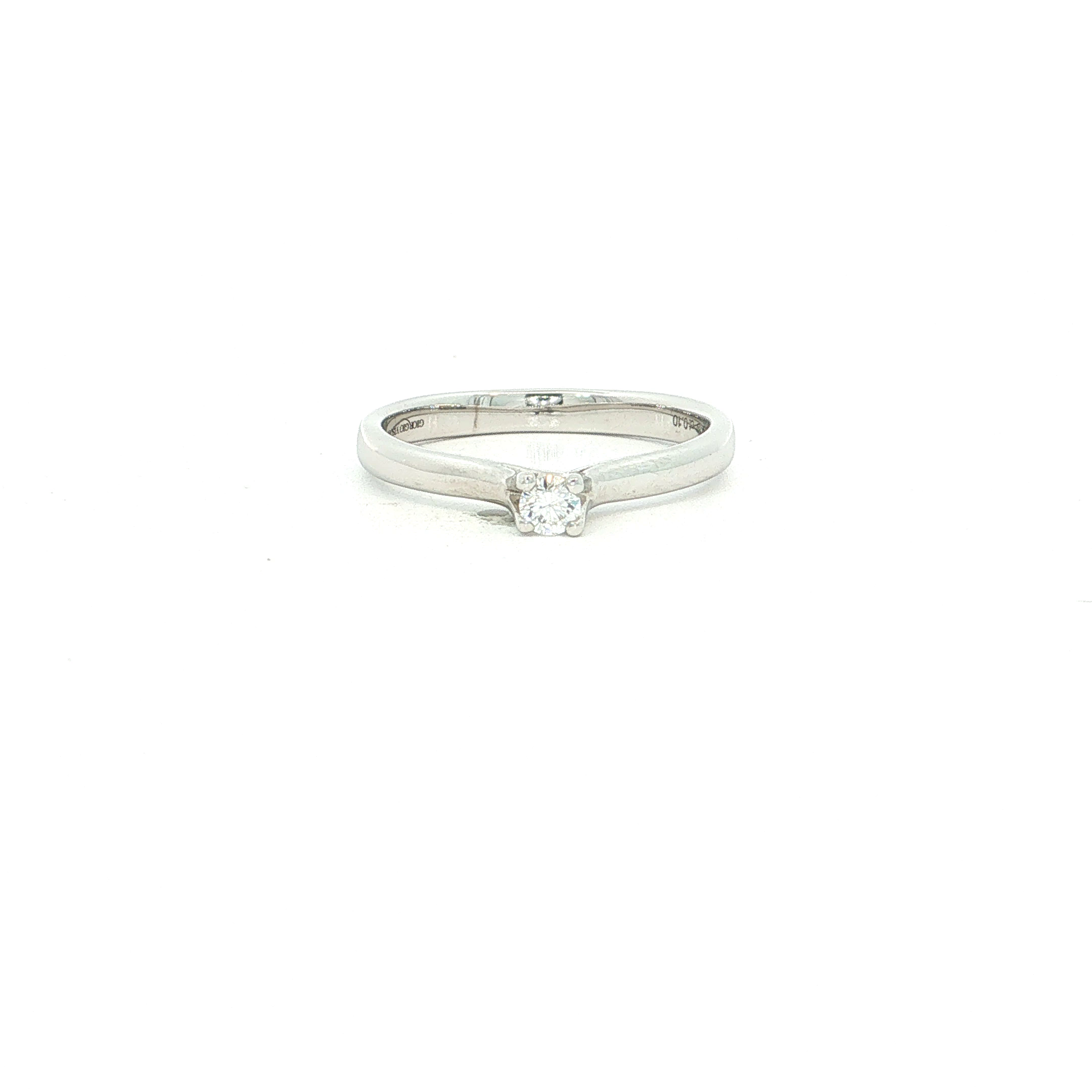 Een verfijnde solitair ring in 18 kt witgoud waarin eenvoud en elegantie perfect in balans zijn. De briljant geslepen diamant vormt het stralende middelpunt en wordt subtiel omarmd door een fijne griffenzetting.
De licht gebogen ringband loopt mooi naar de steen toe en geeft het ontwerp een zachte, vrouwelijke uitstraling. Daardoor oogt de ring klassiek, maar zeker niet alledaags.

Een stijlvol juweel om een bijzonder moment te vieren &mdash; van een verloving of jubileum tot een verjaardag of persoonlijke mijlpaal.