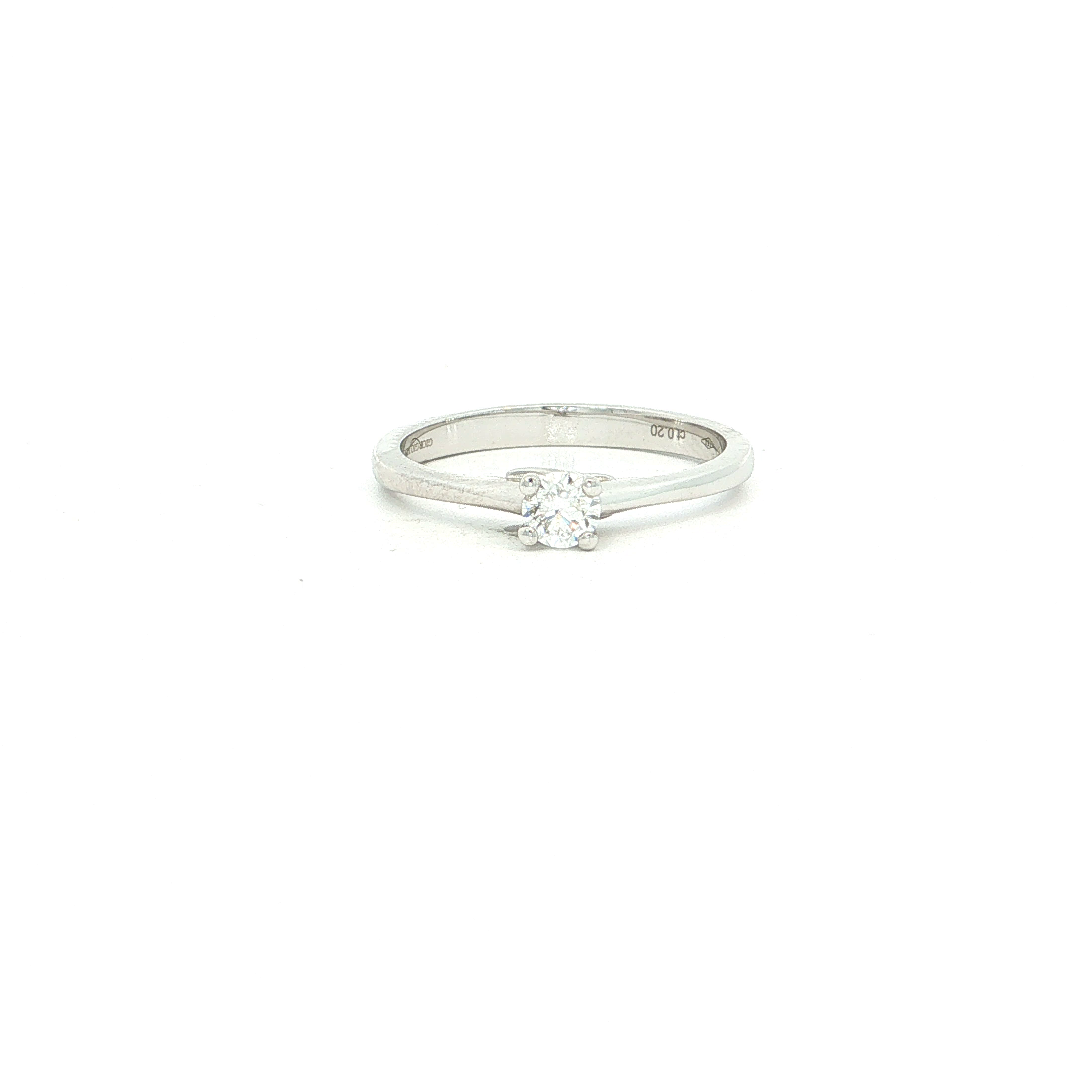 Een pure solitair ring in 18 kt witgoud, waarin de diamant volledig centraal staat. De briljant geslepen centersteen wordt gedragen door vier fijne griffen en vangt het licht vanuit elke hoek op voor een heldere, levendige schittering.
De slanke ringband loopt subtiel naar de diamant toe en geeft het ontwerp een zachte, elegante lijn. Net die eenvoud maakt deze ring zo bijzonder: tijdloos, romantisch en moeiteloos mooi.

Een juweel dat een verloving kan bezegelen, maar evengoed een verjaardag, jubileum of ander onvergetelijk moment.