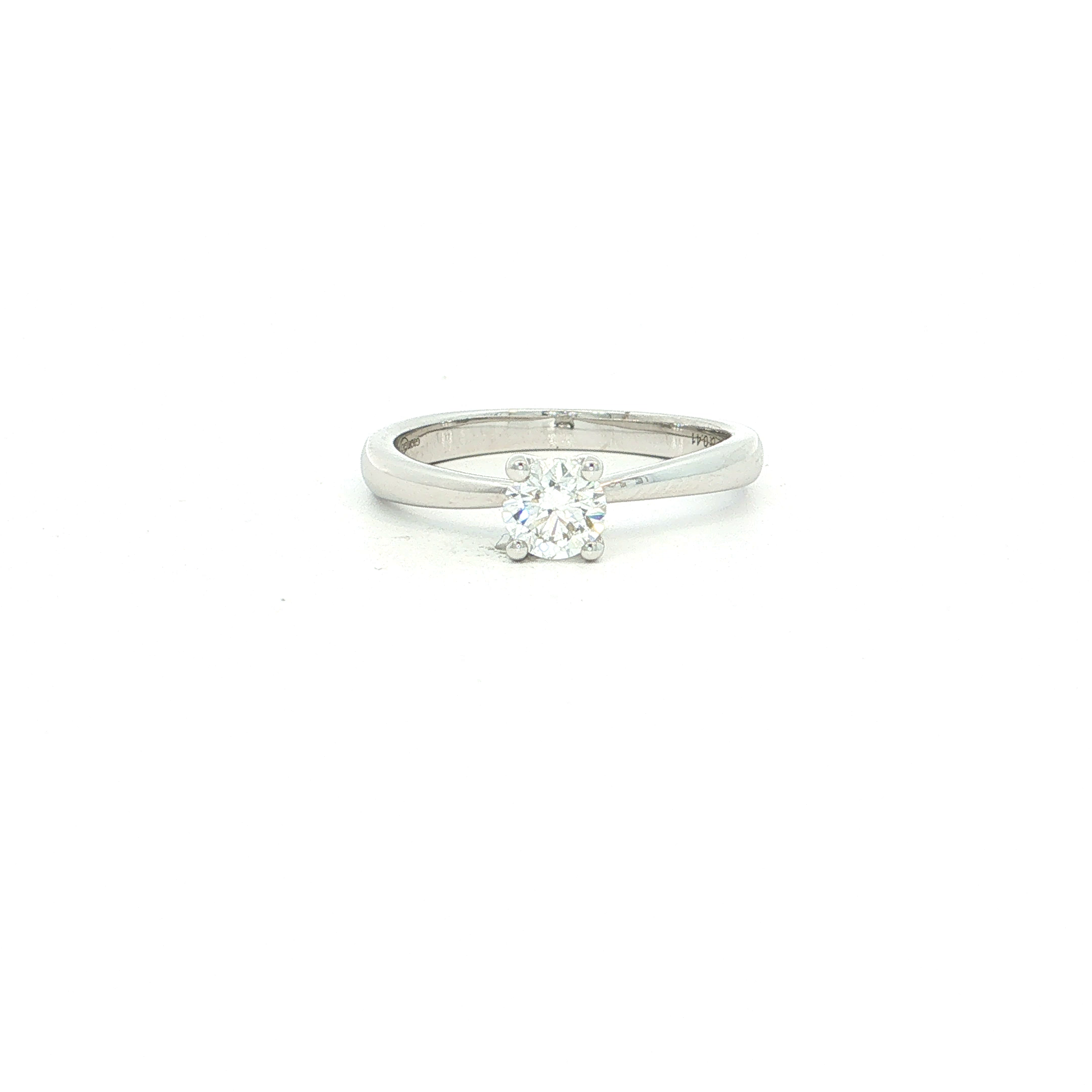 Deze exclusieve Giorgio Visconti solitair ring is een ode aan Italiaanse luxe, verfijning en tijdloze schoonheid. Vervaardigd uit hoogwaardig 18 kt witgoud, vormt de elegante ringband het perfecte decor voor de schitterende briljant geslepen diamant die centraal alle aandacht opeist.

De diamant is verfijnd gezet in een klassieke viergriffenzetting, waardoor het licht vrij door de steen kan spelen en elke beweging wordt beloond met een intense fonkeling. De subtiel toelopende band versterkt de pr&eacute;sence van de centersteen en geeft de ring een uitzonderlijk elegante en harmonieuze uitstraling.

Dit is een juweel met allure: stijlvol genoeg voor elke dag, bijzonder genoeg om een verloving, jubileum, verjaardag of ander onvergetelijk moment te markeren. Giorgio Visconti staat voor hoogstaand Italiaans goudsmeedwerk, een verfijnd gevoel voor proportie en juwelen die generaties lang hun schoonheid behouden.