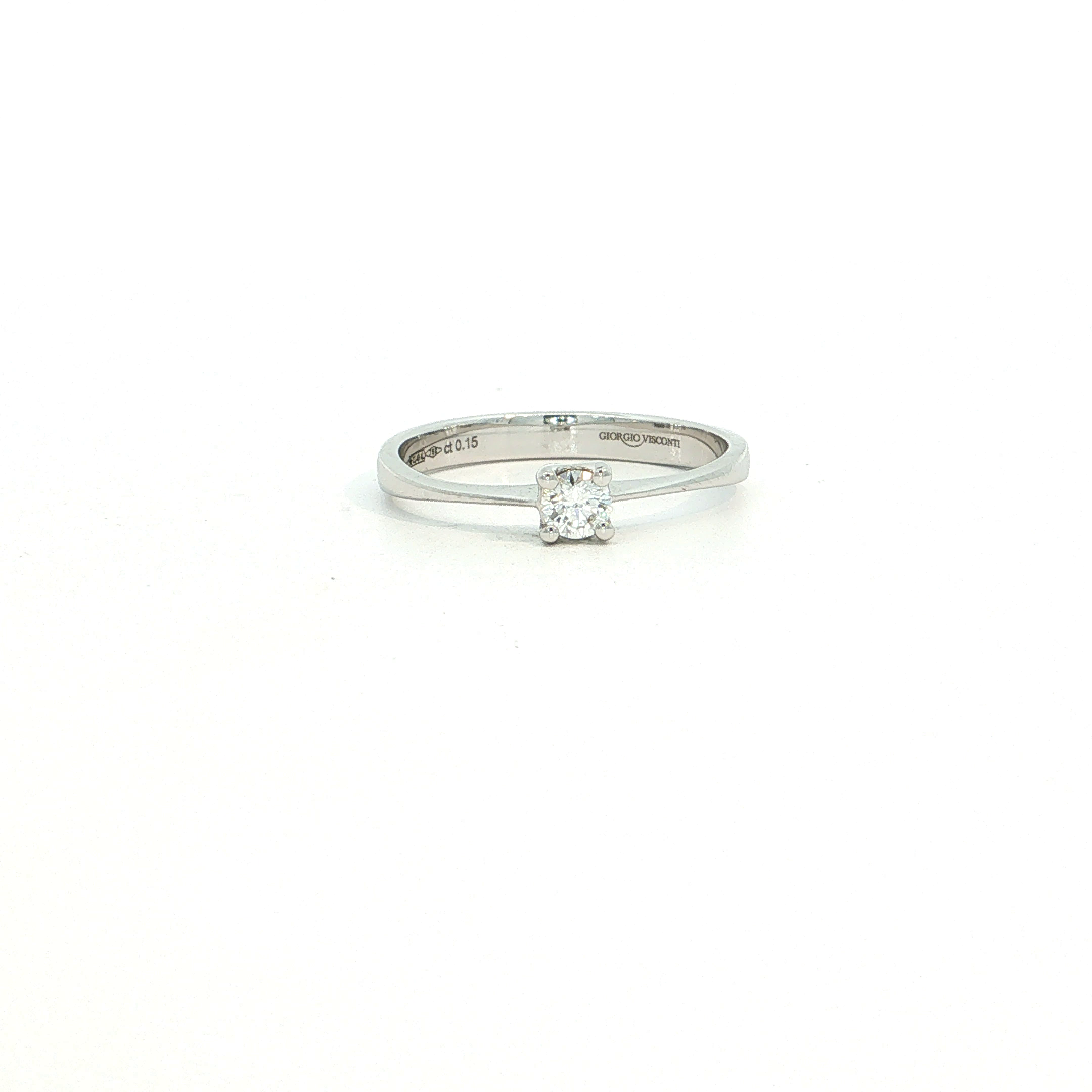Deze verfijnde Giorgio Visconti solitair ring in 18 kt witgoud straalt pure Italiaanse elegantie uit. Centraal schittert een briljant geslepen diamant van 0,15 ct, verfijnd geplaatst in een klassieke viergriffenzetting zodat het licht optimaal door de steen kan spelen.

De slanke, gepolijste ringband geeft het ontwerp een zachte en luxueuze uitstraling, terwijl de diamant alle aandacht naar zich toe trekt. Een subtiel maar stijlvol juweel dat perfect past bij een verloving, verjaardag, jubileum of als bijzonder geschenk voor een betekenisvol moment.