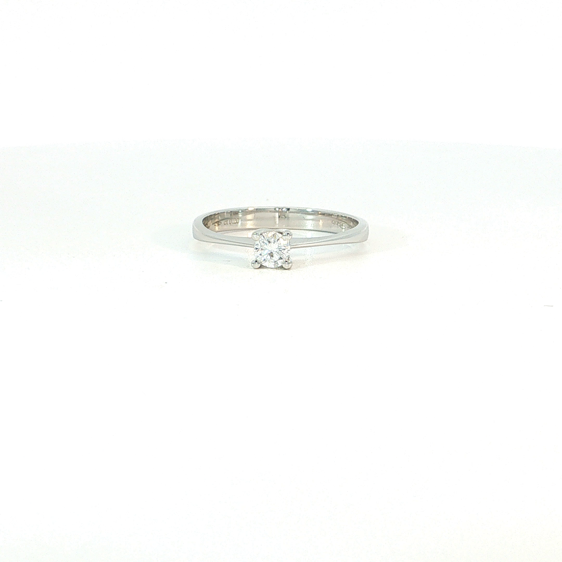 Een verfijnde solitair ring in 18 kt witgoud waarin elegantie en eenvoud elkaar perfect vinden. De briljant geslepen diamant vormt het stralende middelpunt en wordt gedragen door een fijne viergriffenzetting, waardoor de steen maximaal licht vangt en prachtig tot leven komt.

De slanke, licht toelopende ringband geeft het ontwerp een zachte en vrouwelijke uitstraling, terwijl de pure vormgeving zorgt voor een tijdloze luxe die nooit aan kracht verliest. Dit is een juweel dat niet alleen mooi oogt, maar ook een bijzonder moment extra betekenis geeft.