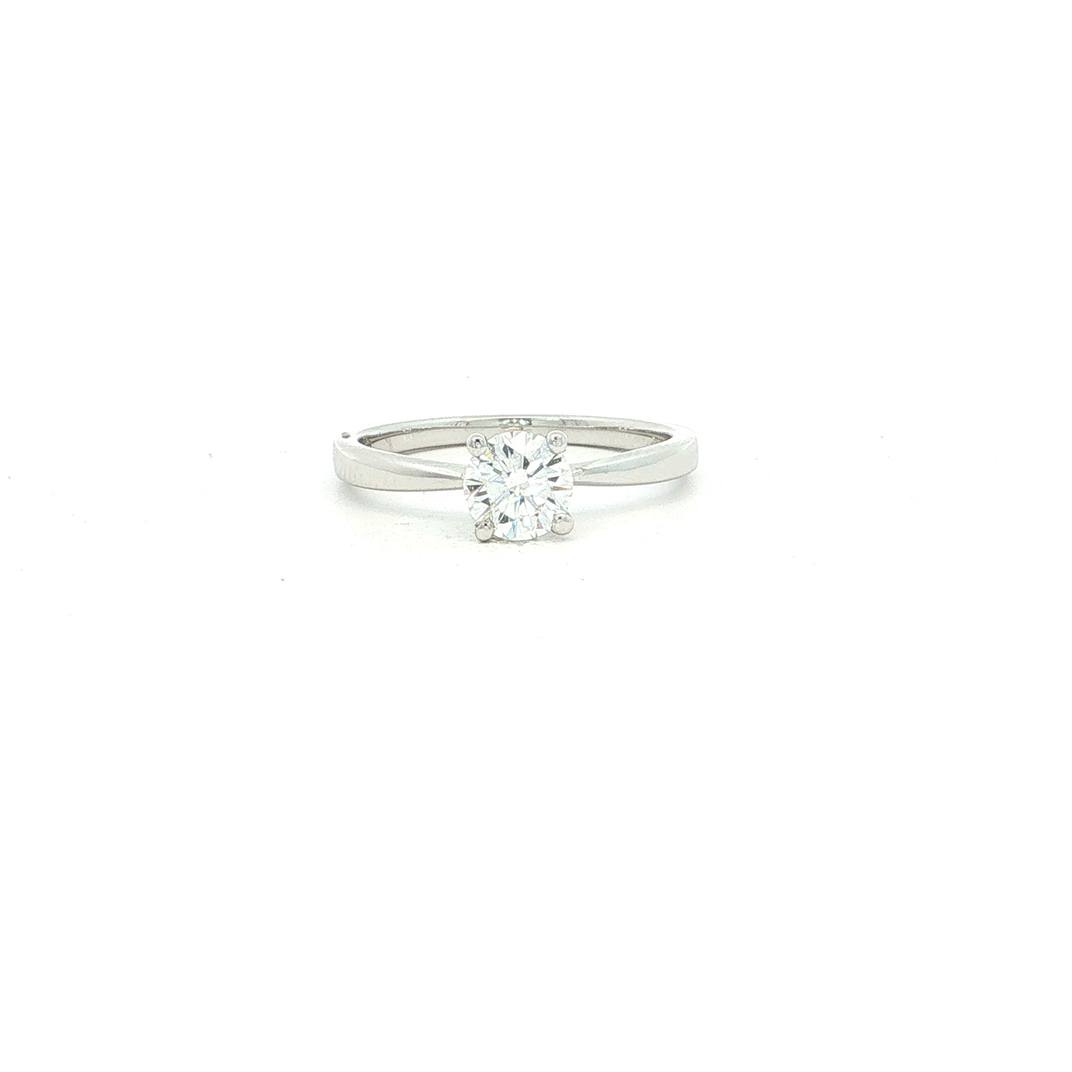Een solitair die meteen de aandacht naar zich toe trekt. Deze verfijnde ring in 18 karaat witgoud laat de briljant centraal schitteren in een klassieke viergriffenzetting, waardoor de diamant alle ruimte krijgt om zijn licht en vuur te tonen.
De slanke, licht toelopende ringband zorgt voor een elegante en vrouwelijke uitstraling en maakt het geheel bijzonder harmonieus. Een ontwerp dat bewust puur werd gehouden: geen overdaad, enkel de kracht van een prachtige diamant.

Romantisch als verlovingsring, maar minstens even verleidelijk als luxueus cadeau voor een bijzonder moment. Een tijdloze klassieker die nooit hoeft te roepen om op te vallen.