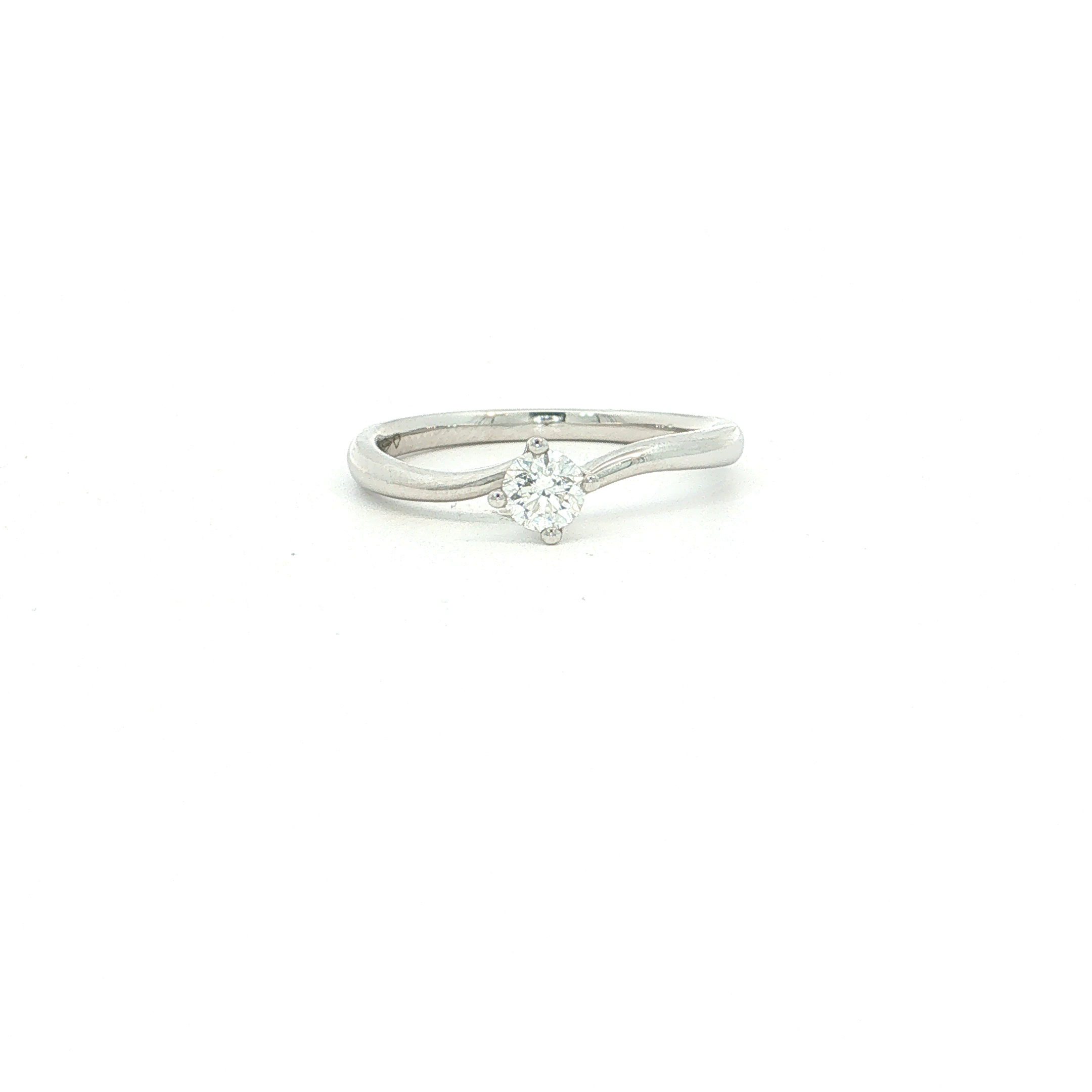 Deze ring in 18 karaat witgoud laat schoonheid ook van opzij spreken. De elegante solitaire zetting tilt de diamant licht boven de ringband uit, zodat het licht de steen van meerdere kanten kan bereiken en zijn schittering volledig tot haar recht komt.

De slanke, gepolijste band houdt het ontwerp puur en verfijnd, terwijl de open constructie van de zetting een luchtige, moderne uitstraling geeft. Een subtiel detail dat het verschil maakt en de diamant nog meer pr&eacute;sence geeft.

Een klassieke solitair met een verfijnde architectuur &mdash; elegant vanuit elke hoek.