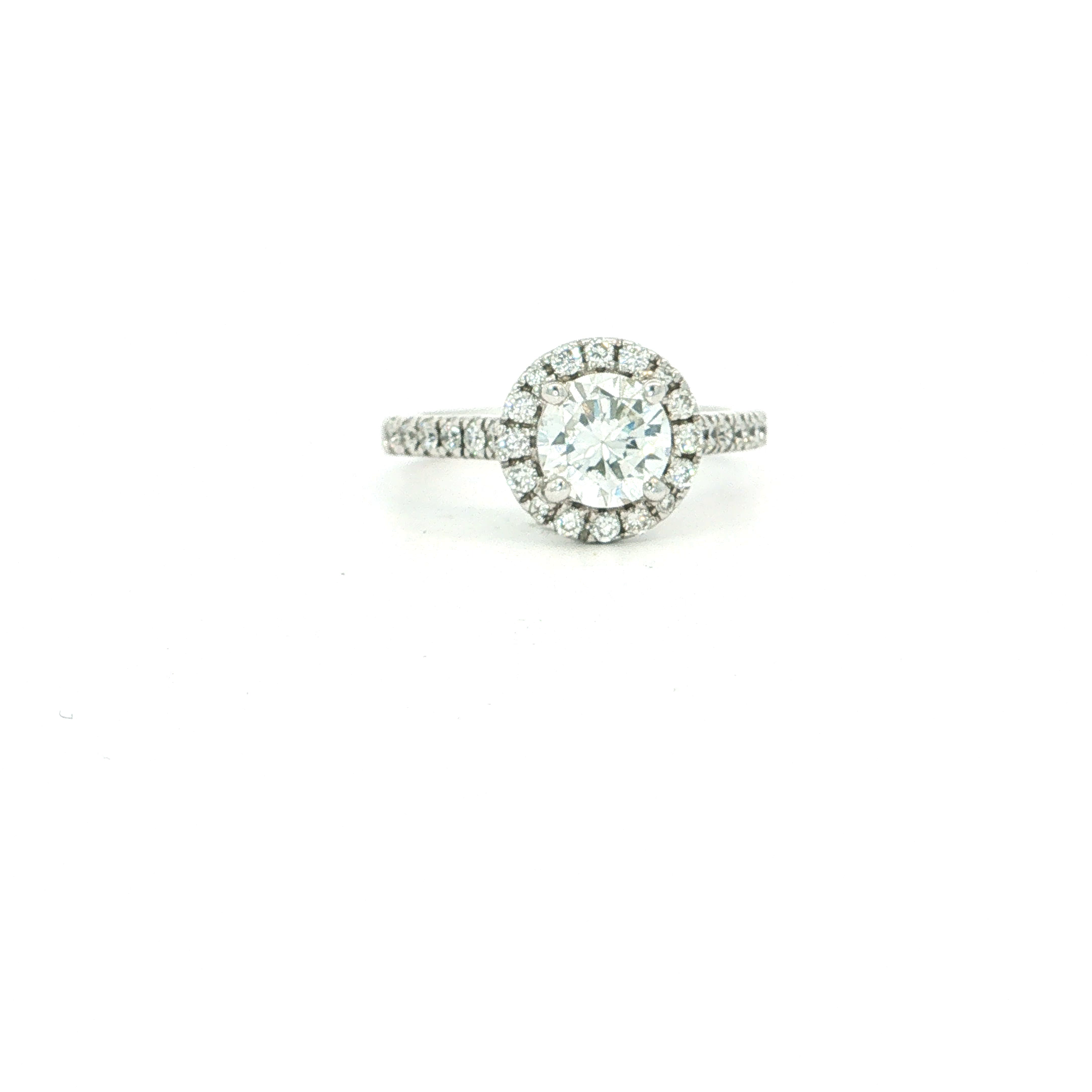 Een ring die meteen indruk maakt. Deze luxueuze creatie in 18 karaat witgoud combineert een royale centrale diamant met een verfijnde halo van briljanten, waardoor de middensteen nog krachtiger en groter oogt. Ook de schouders van de ring zijn bezet met diamanten en trekken het licht mooi naar het centrum toe.

Van opzij komt de architectuur van de zetting extra sterk tot zijn recht: luchtig opgebouwd, elegant verhoogd en ontworpen om de diamant maximaal te laten schitteren. De combinatie van een klassieke vorm met uitgesproken glamour geeft deze ring een onweerstaanbaar luxueuze uitstraling.

Een verlovingsring voor wie niet gewoon &ldquo;ja&rdquo; wil zeggen, maar er een statement van wil maken.