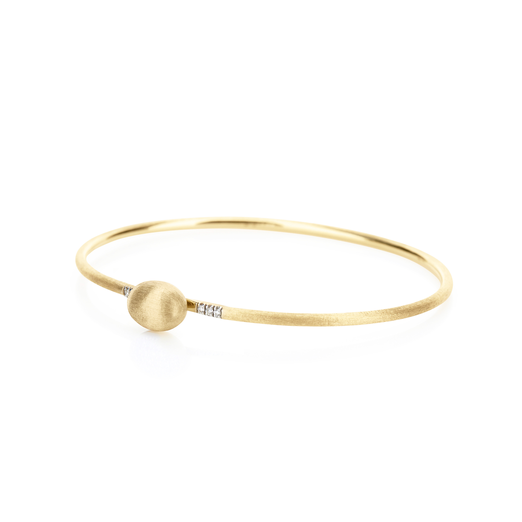 Deze verfijnde armband van Nanis ademt pure Italiaanse elegantie. Uitgevoerd in warm 18 karaat geelgoud en afgewerkt met de karakteristieke burijntechniek, krijgt het goud een zachte, zijdeachtige glans die typisch is voor het vakmanschap van Nanis. De ronde gouden vorm wordt subtiel geaccentueerd door fonkelende diamanten, wat het ontwerp een luxueuze maar speelse toets geeft. Licht, elegant en verrassend modern aan de pols. Een juweel dat zich moeiteloos laat combineren, maar ook solo bijzonder stijlvol blijft. Italiaanse finesse voor elke dag, met n&eacute;t dat beetje extra allure.