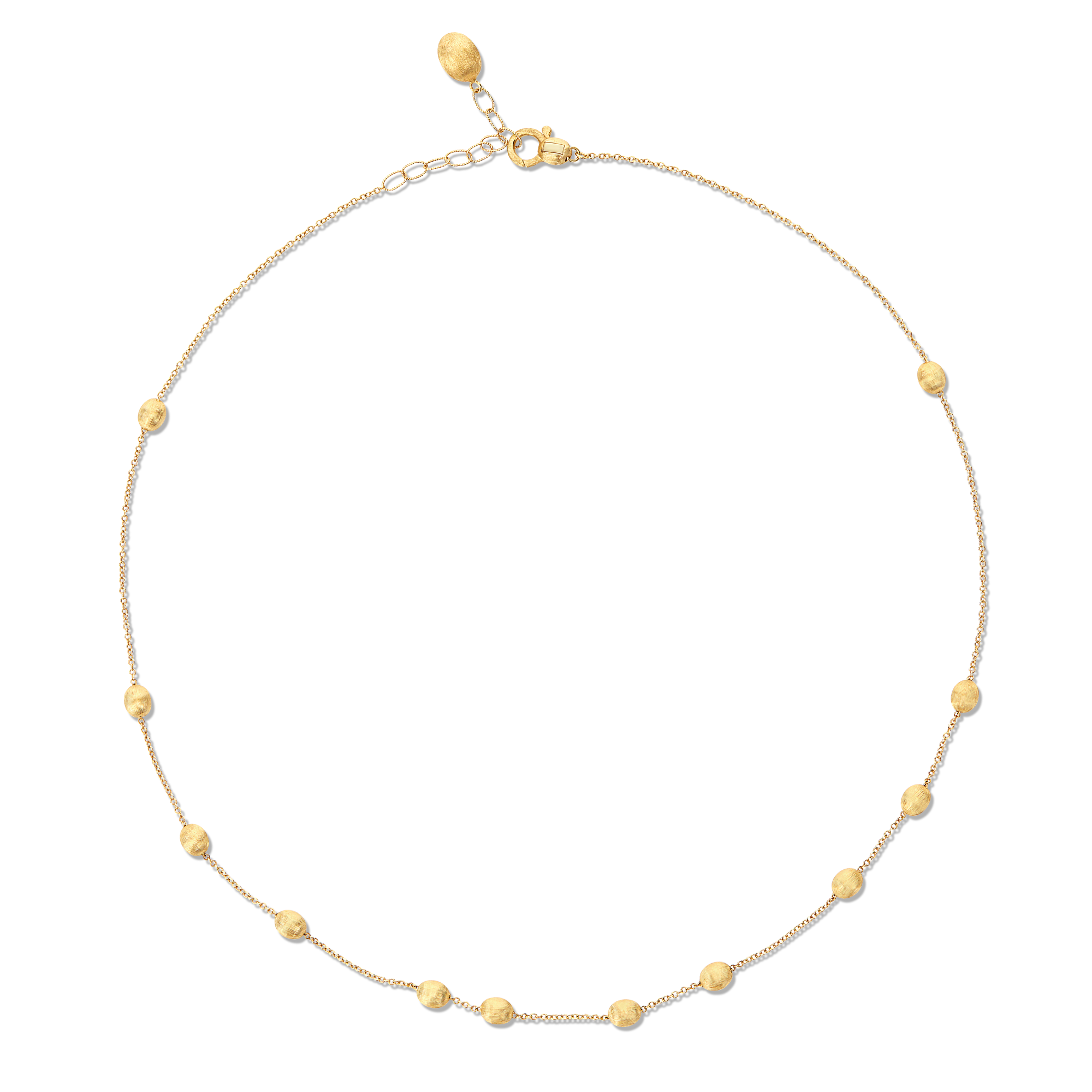 Deze verfijnde halsketting van Nanis vangt de essentie van Italiaanse elegantie in haar meest draagbare vorm. De fijne ketting in 18 karaat geelgoud wordt speels onderbroken door zachte gouden bolvormen, afgewerkt met de karakteristieke Nanis-burijntechniek voor een zijdeachtige, bijna fluwelen glans. Het ritme van de gouden elementen geeft de ketting een lichte en vrouwelijke uitstraling, zonder ooit klassiek te worden. Prachtig solo gedragen op de huid, maar ook bijzonder stijlvol in combinatie met andere fijne kettingen. Een subtiel luxejuweel dat moeiteloos meegaat van overdag naar avond. Italiaans, verfijnd en net nonchalant genoeg om elke dag te willen dragen.